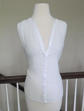NYDJ Sleeveless White V-Neck Button-Front Blouse